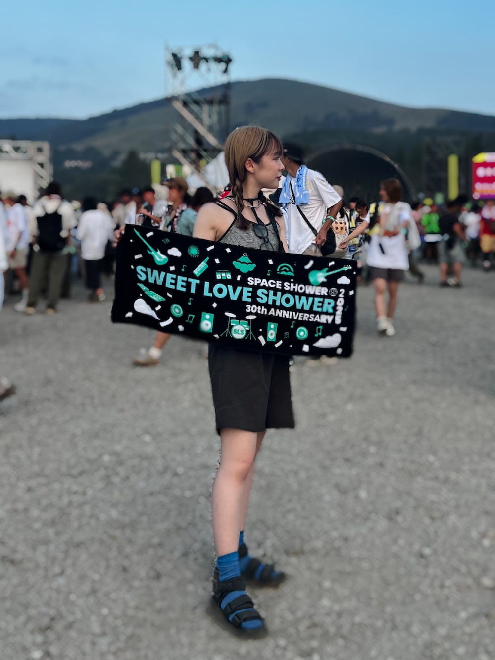 グレー系のその他パンツ、ブラック系のボディバッグ/ウエストポーチ、ブラック系のサンダルを着用したレディースの秋コーディネートの3枚目の写真