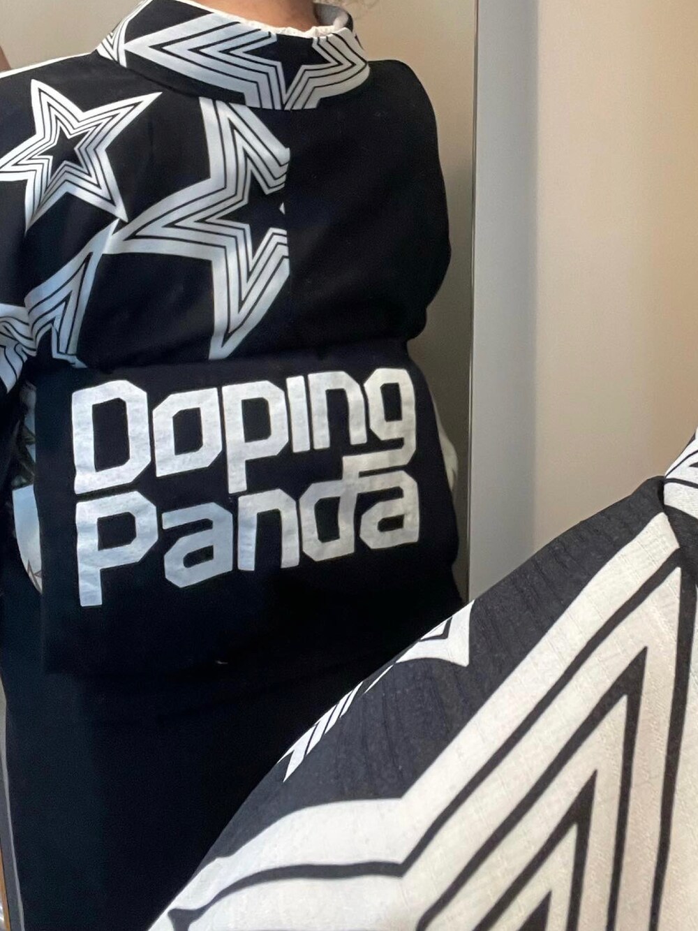 ブラック系のTシャツ/カットソー、ブラック系の着物を着用したレディースの春コーディネートの2枚目の写真