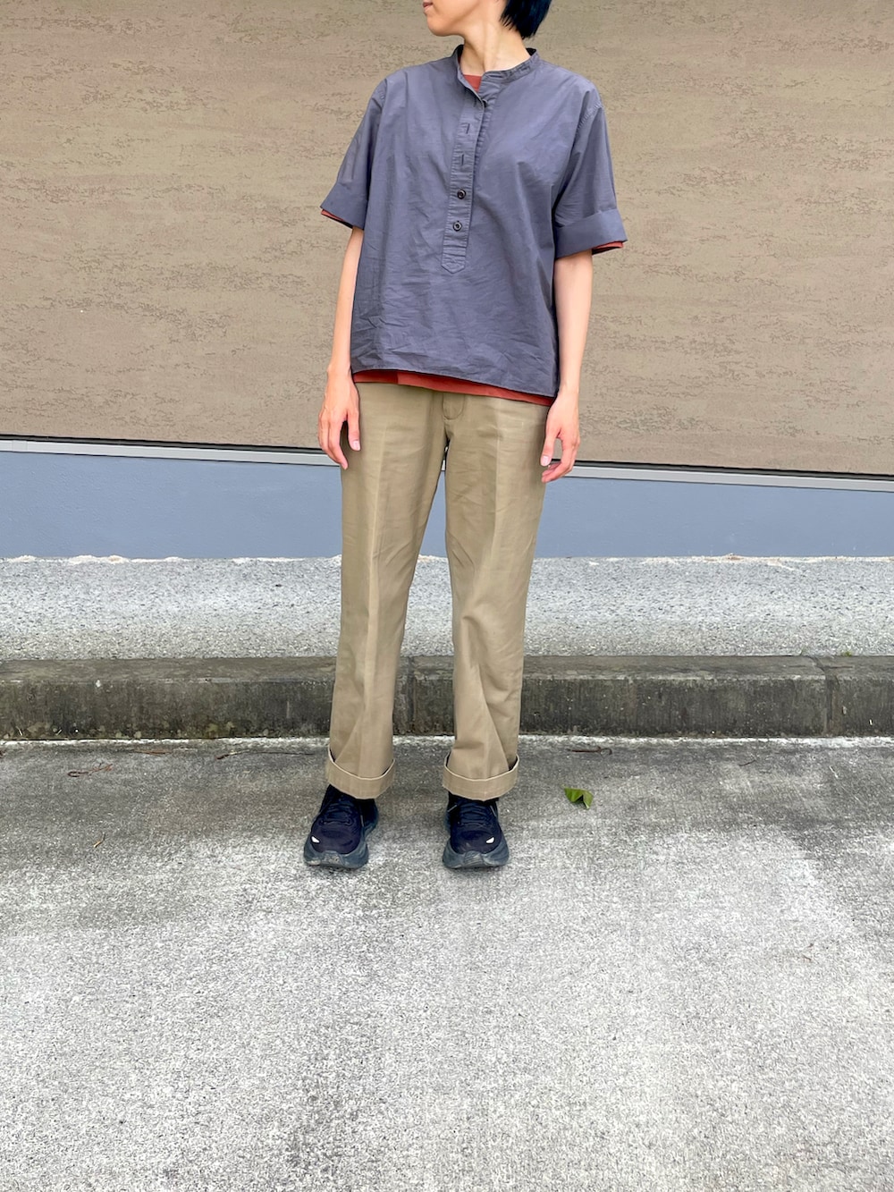 ベージュ系のチノパンツ、ブラック系のスニーカー、グレー系のトップスを着用したレディースの夏コーディネートの2枚目の写真
