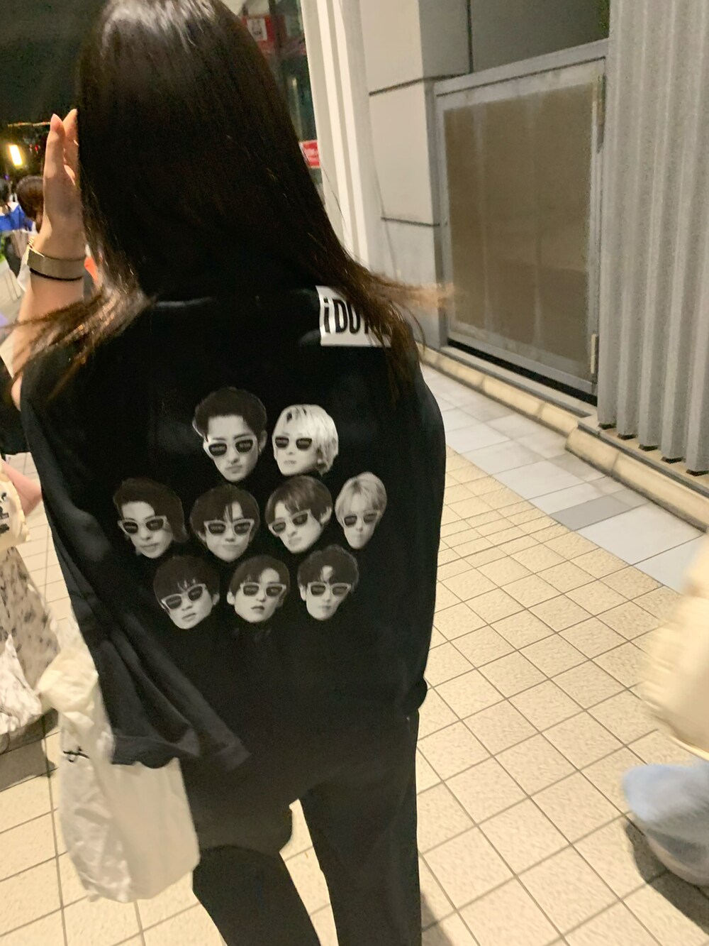 ブルー系のシャツ/ブラウス、ブラック系のサンダル、ホワイト系のトートバッグを着用したレディースの夏コーディネートの2枚目の写真