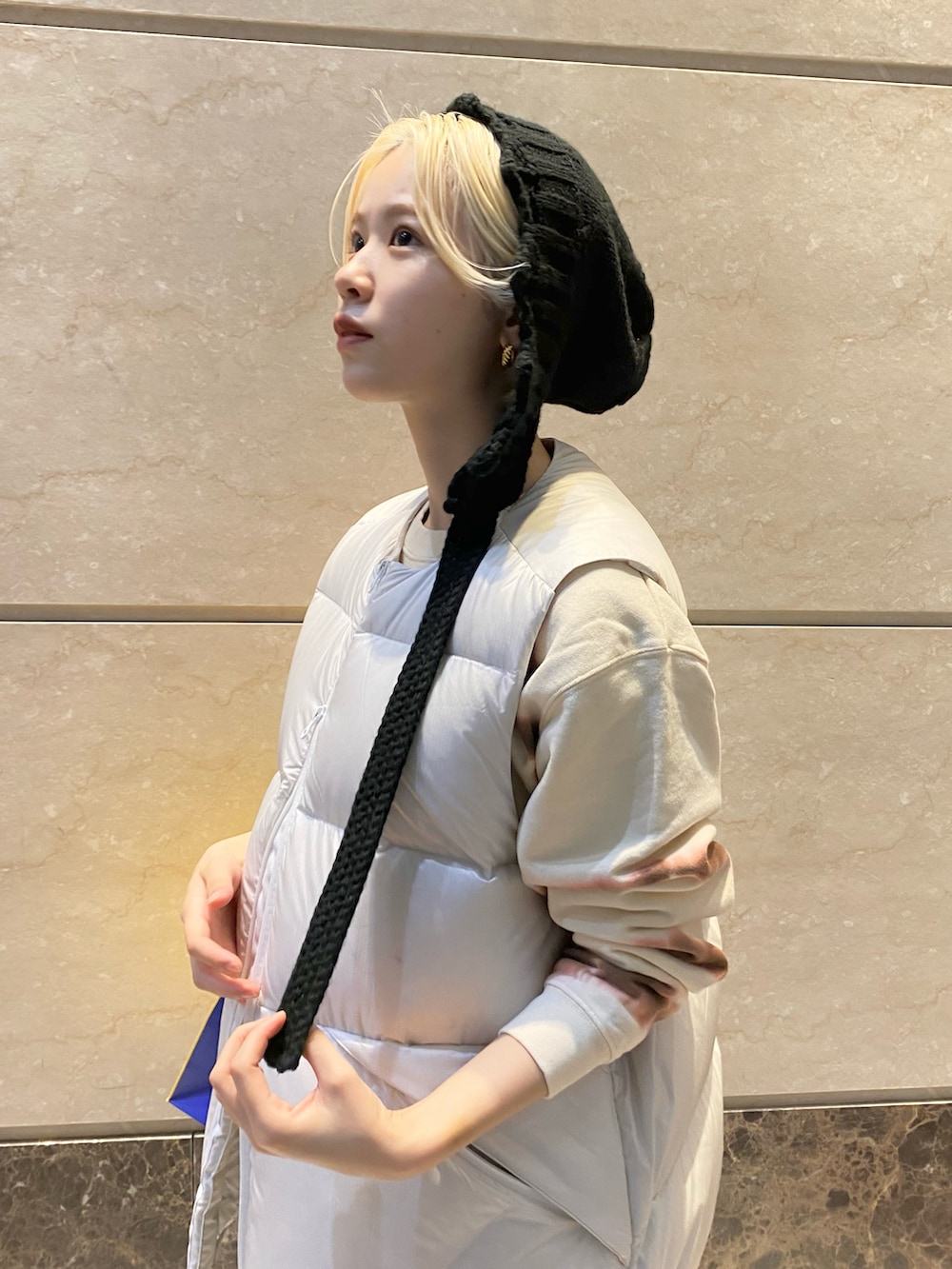 その他のスウェット、ホワイト系のベスト、グリーン系のパンツを着用したレディースの冬コーディネートの2枚目の写真