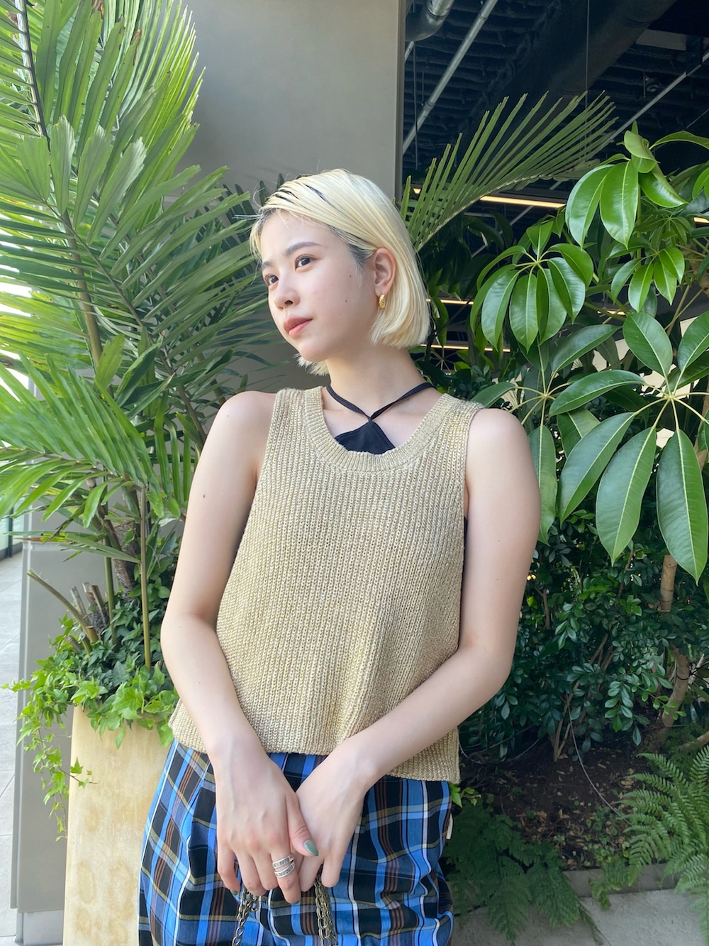 ブラック系のキャミソール、その他のその他パンツを着用したレディースの秋コーディネートの2枚目の写真