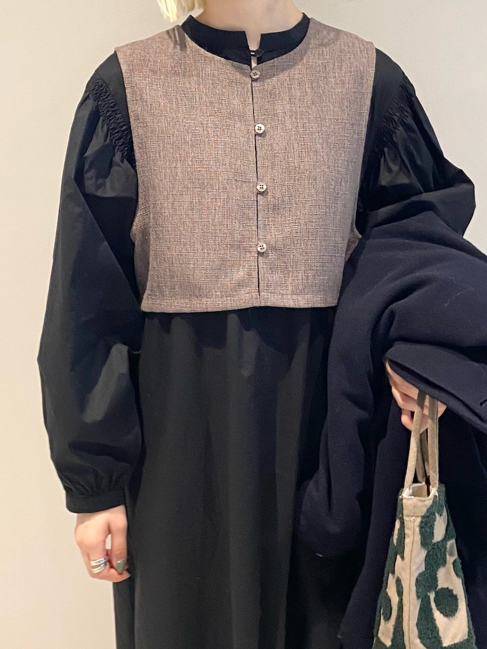 ブラック系のワンピース、ブルー系のノーカラーコートを着用したレディースの夏コーディネートの3枚目の写真