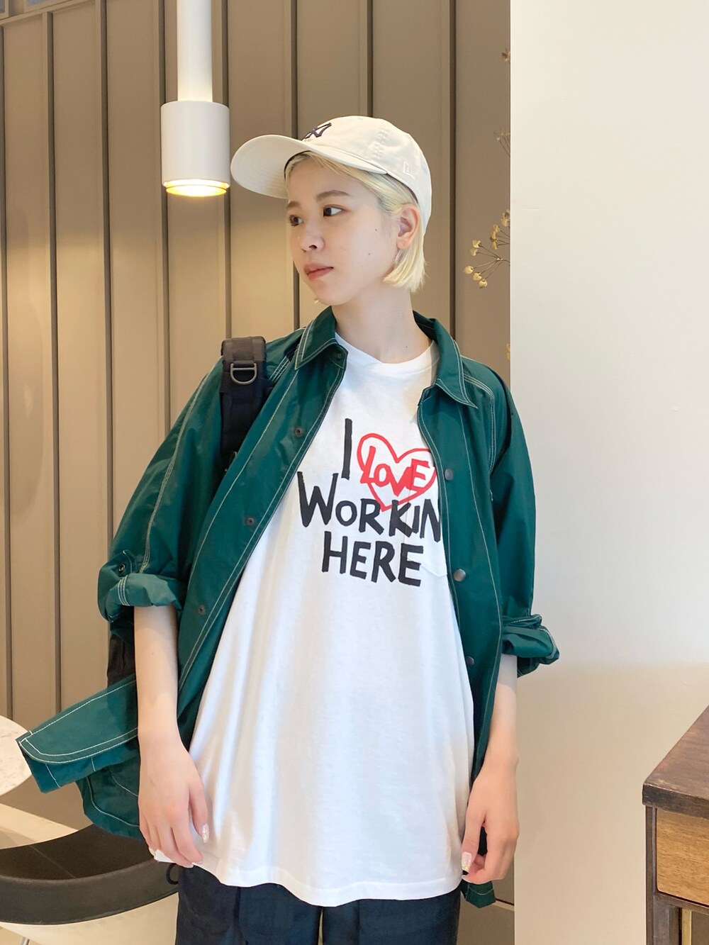 グリーン系のブルゾン、ホワイト系のTシャツ/カットソー、その他のその他パンツを着用したレディースの春コーディネートの2枚目の写真