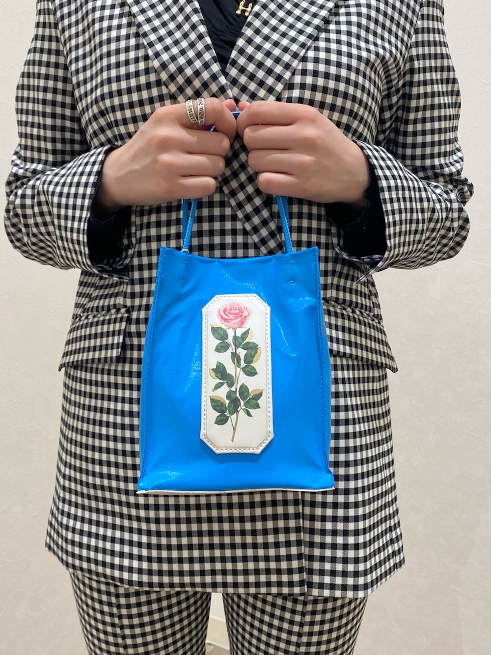 ブラック系のテーラードジャケット、ブラック系のその他パンツ、ブルー系のトートバッグを着用したレディースの冬コーディネートの3枚目の写真