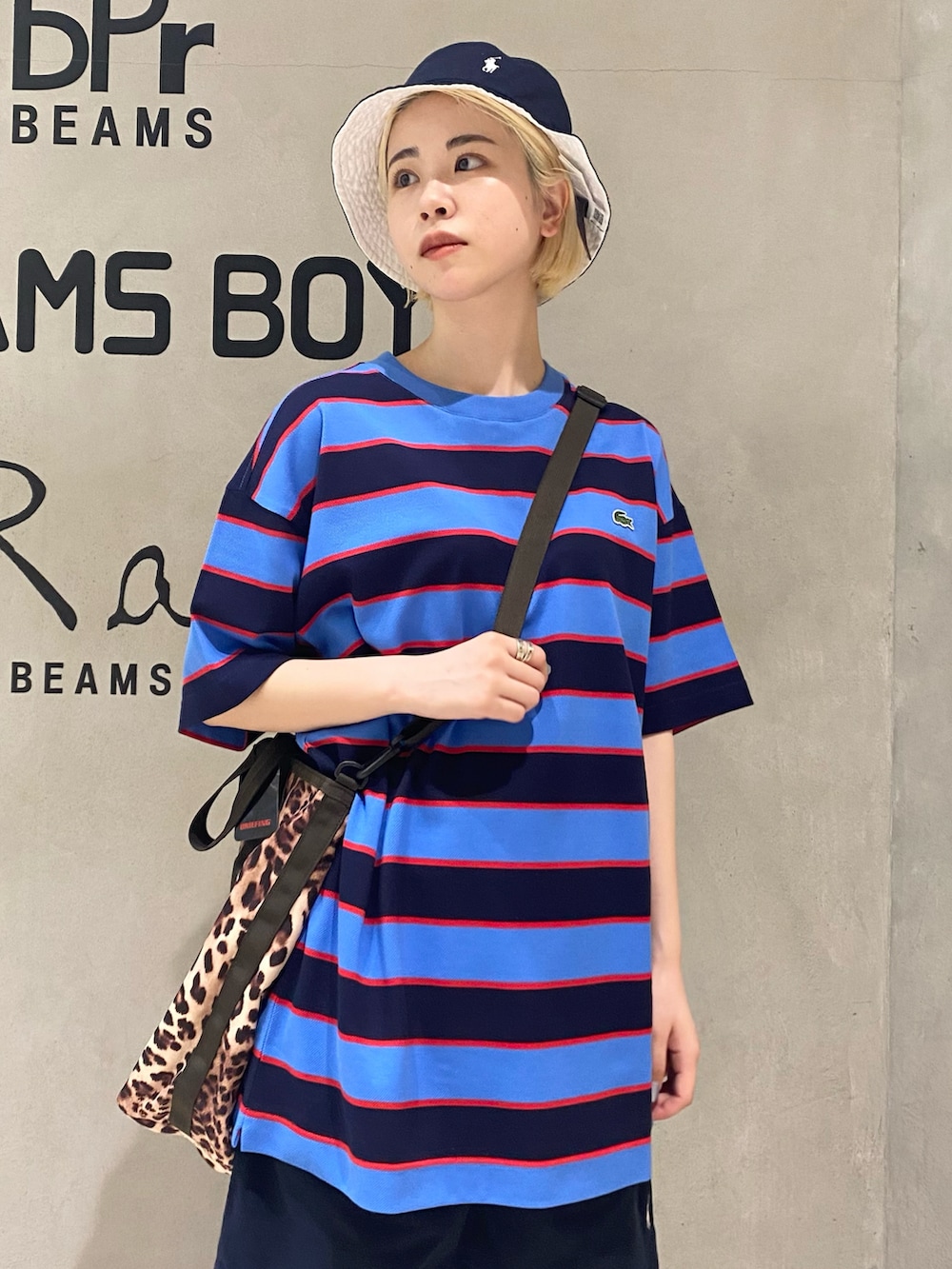 ブルー系のTシャツ/カットソー、その他のトートバッグ、ブルー系のハットを着用したレディースの夏コーディネートの2枚目の写真