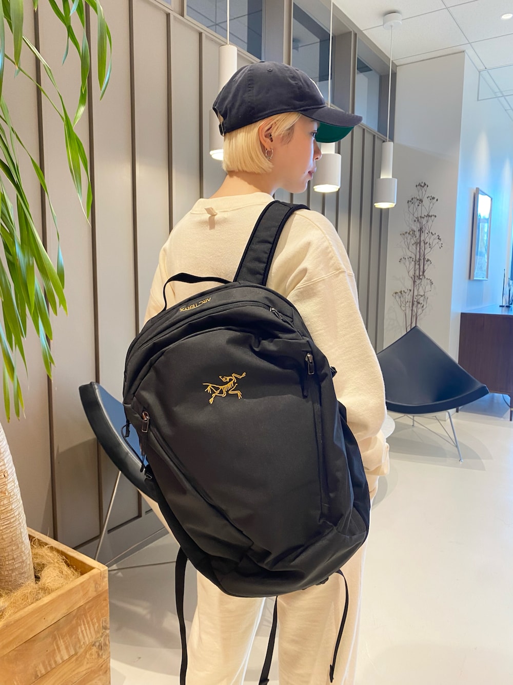 ホワイト系のスウェットパンツ、ホワイト系のスウェット、ブラック系のバックパック/リュックを着用したレディースの冬コーディネートの5枚目の写真