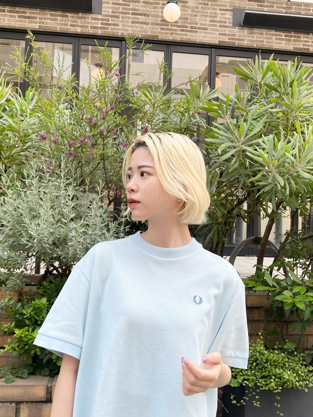 ブルー系のTシャツ/カットソー、ブラック系のボストンバッグ、ブラック系のスカートを着用したレディースの夏コーディネートの3枚目の写真