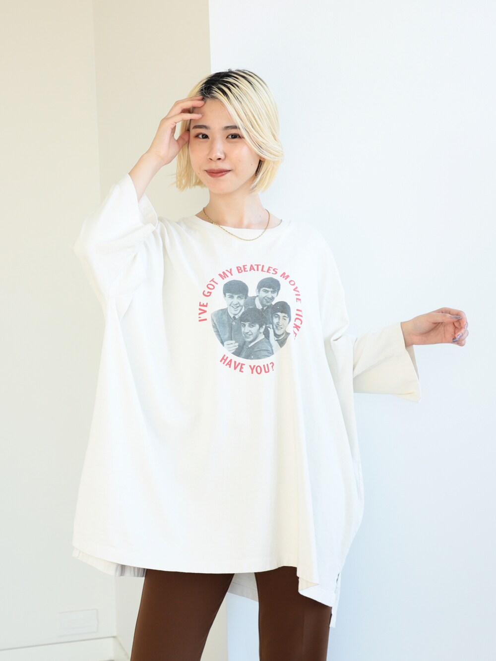 ホワイト系のTシャツ/カットソー、レッド系のショルダーバッグ、ブラウン系のその他パンツを着用したレディースの夏コーディネートの2枚目の写真