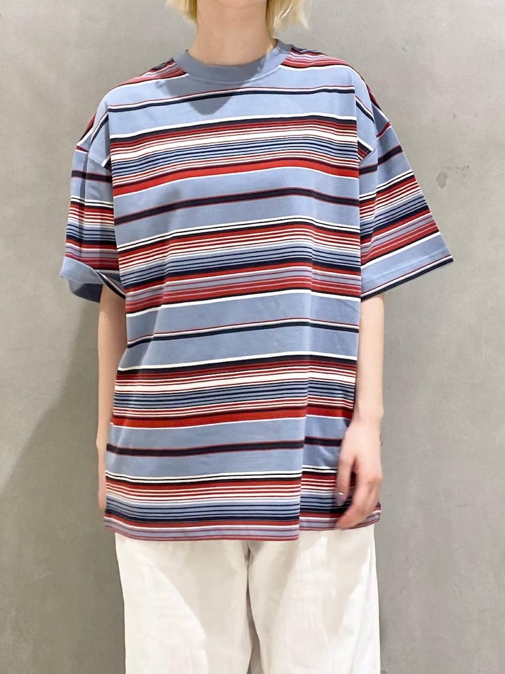 ブルー系のTシャツ/カットソー、ブラック系のバックパック/リュック、ブラック系のサンダルを着用したレディースの夏コーディネートの2枚目の写真