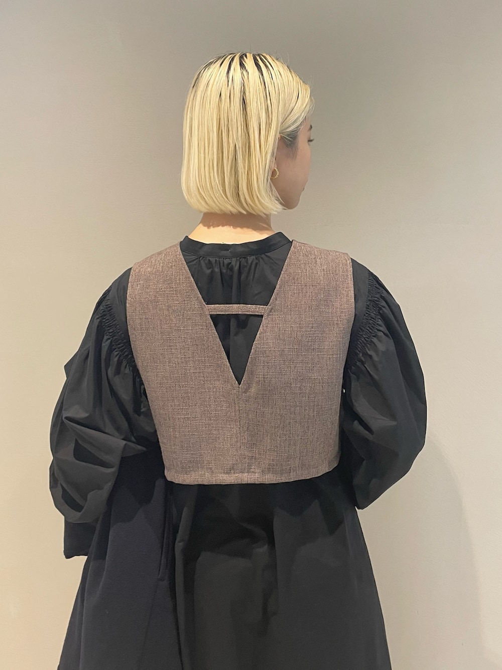 ブラック系のワンピース、ブルー系のノーカラーコートを着用したレディースの夏コーディネートの4枚目の写真