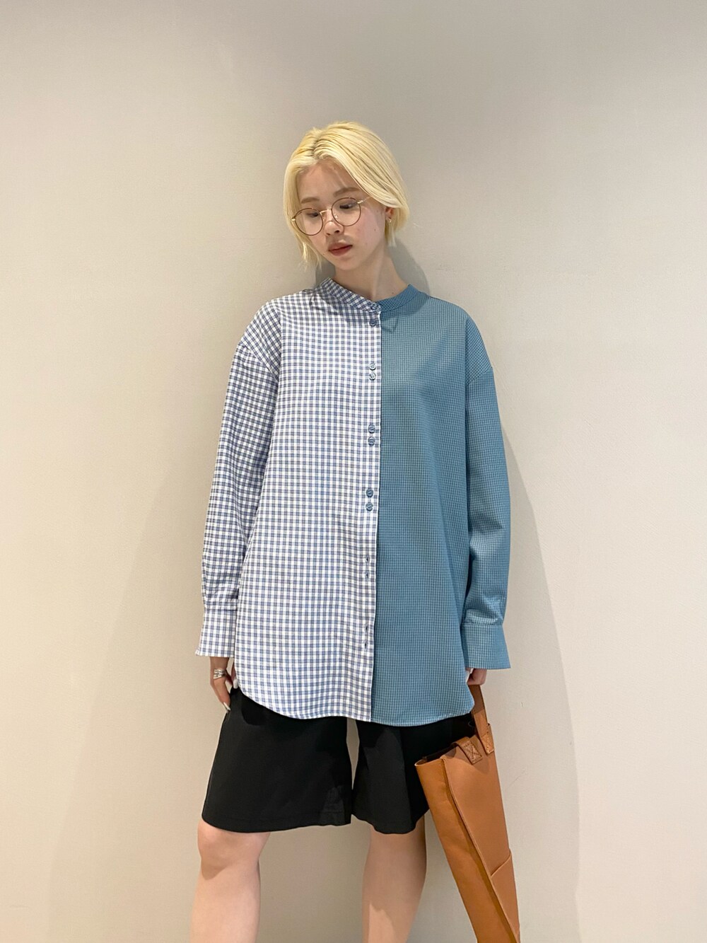 「春コーデ、大人カジュアル、パンツスタイル、ショートパンツ、カジュアル、韓国ファッション、休日スタイル、お出かけコーデ、BEAMS BOY、BEAMS、眼鏡、ローファー」｜「BeAMS DOTの【WEB限定】BeAMS DOT / バンドカラー チェックオーバーシャツ（シャツ/ブラウス、ブルー系）」を使った、HALHIさん（レディース・161cm）の冬コーディネートの2枚目の写真