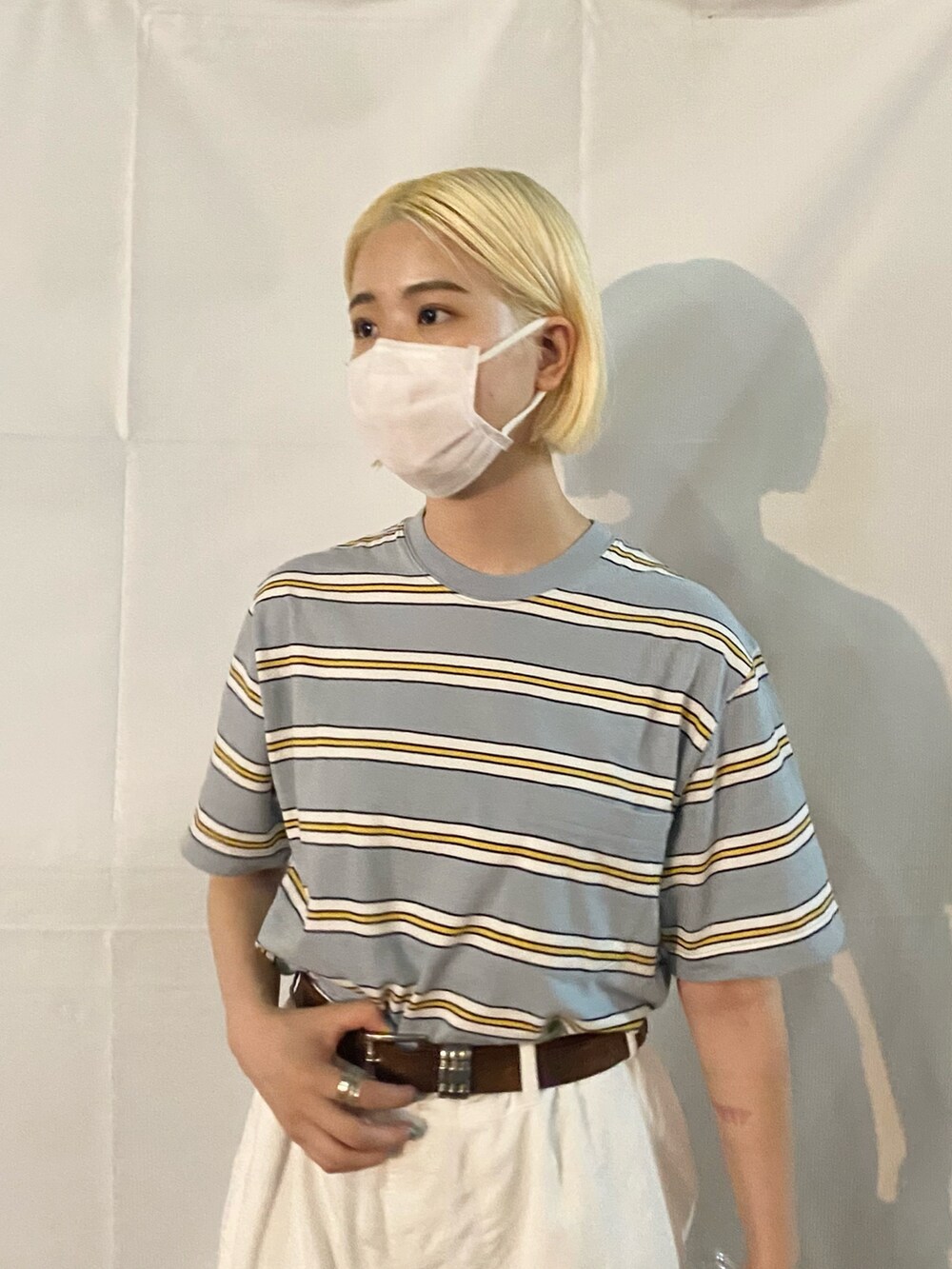 ブルー系のTシャツ/カットソー、グリーン系のトートバッグを着用したレディースの夏コーディネートの2枚目の写真