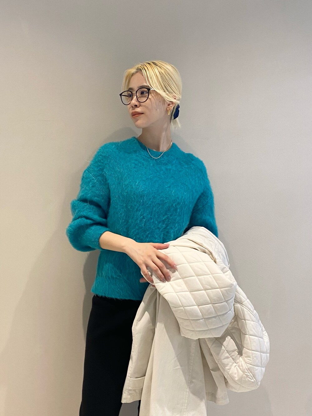 ホワイト系のその他アウター、ホワイト系のスニーカー、ブルー系のニット/セーターを着用したレディースの秋コーディネートの4枚目の写真