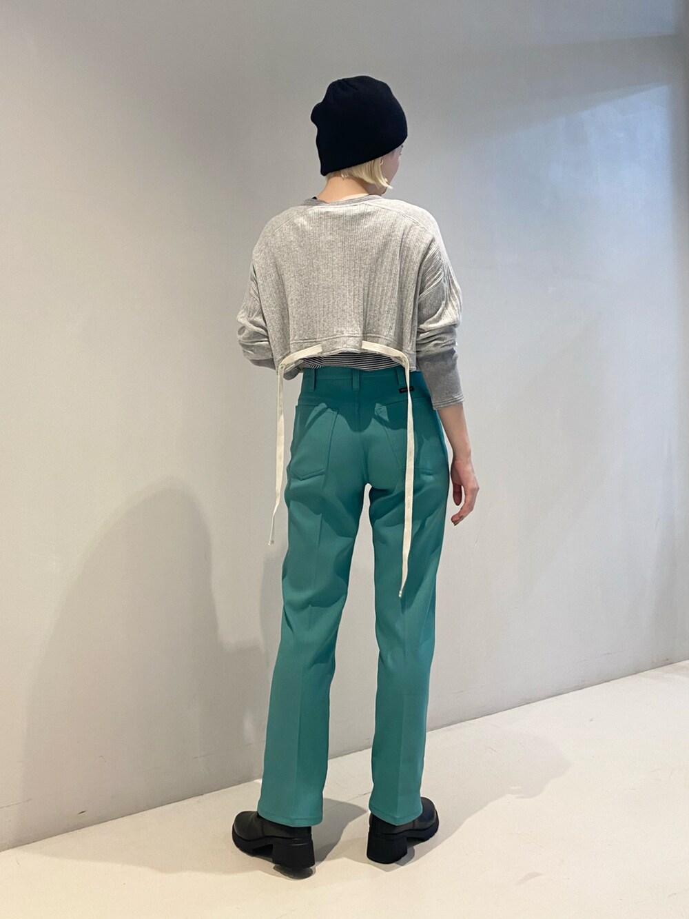 ブラック系のTシャツ/カットソー、グレー系のTシャツ/カットソー、グリーン系のスラックスを着用したレディースの夏コーディネートの2枚目の写真