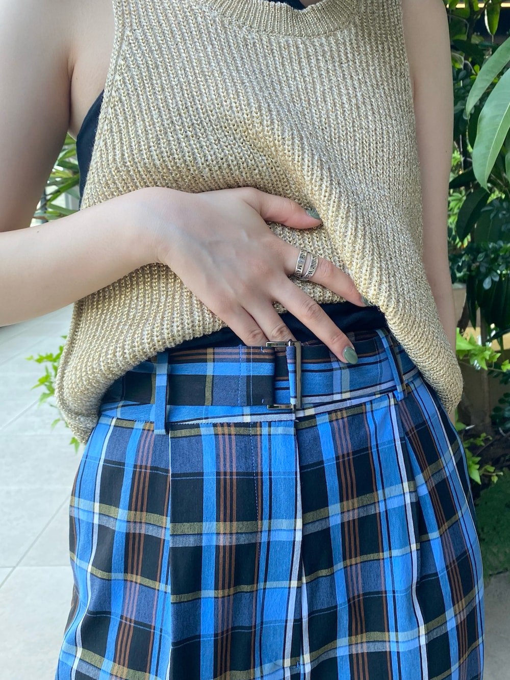 ブラック系のキャミソール、その他のその他パンツを着用したレディースの秋コーディネートの4枚目の写真