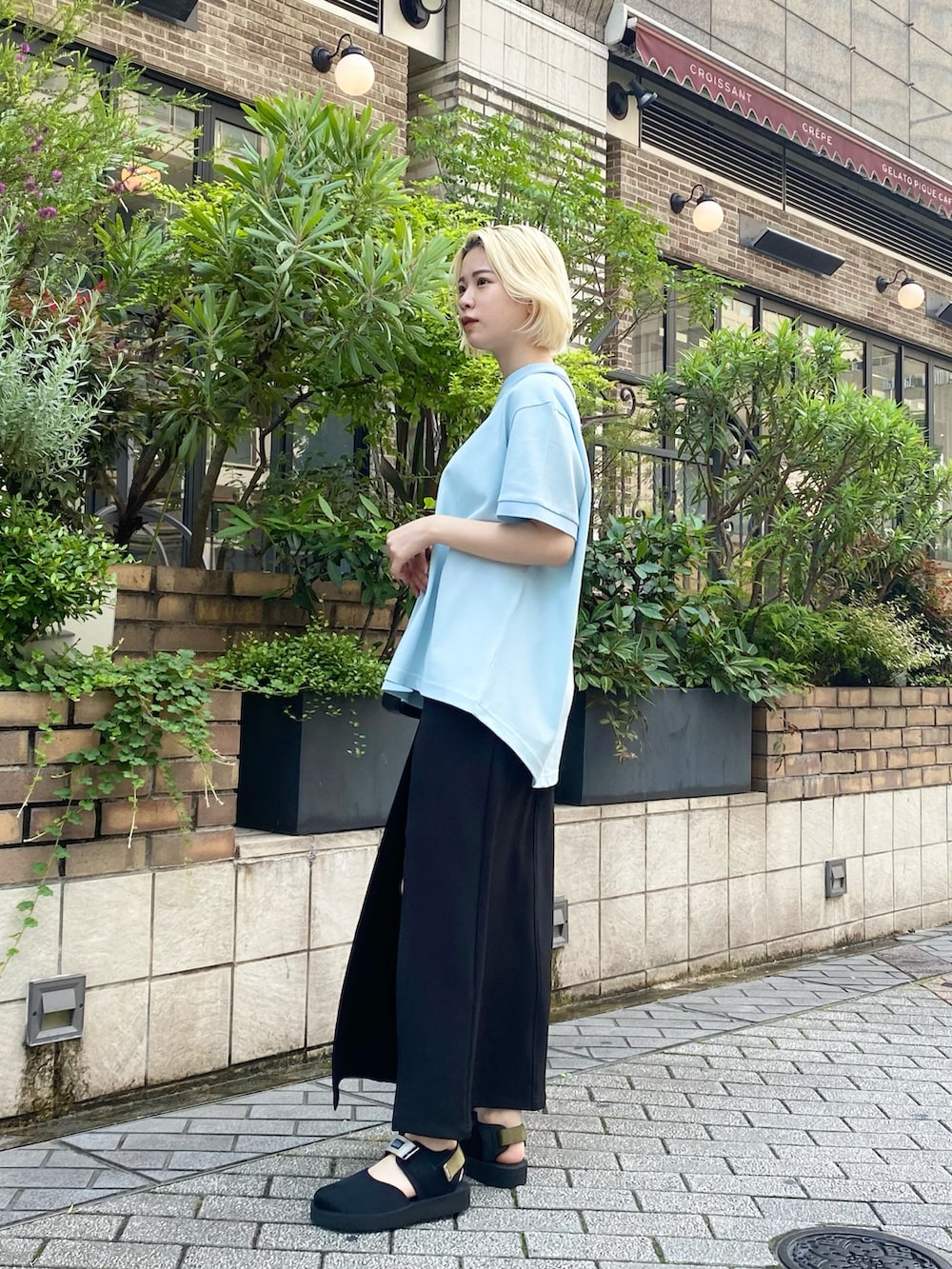 ブルー系のTシャツ/カットソー、ブラック系のボストンバッグ、ブラック系のスカートを着用したレディースの夏コーディネートの2枚目の写真