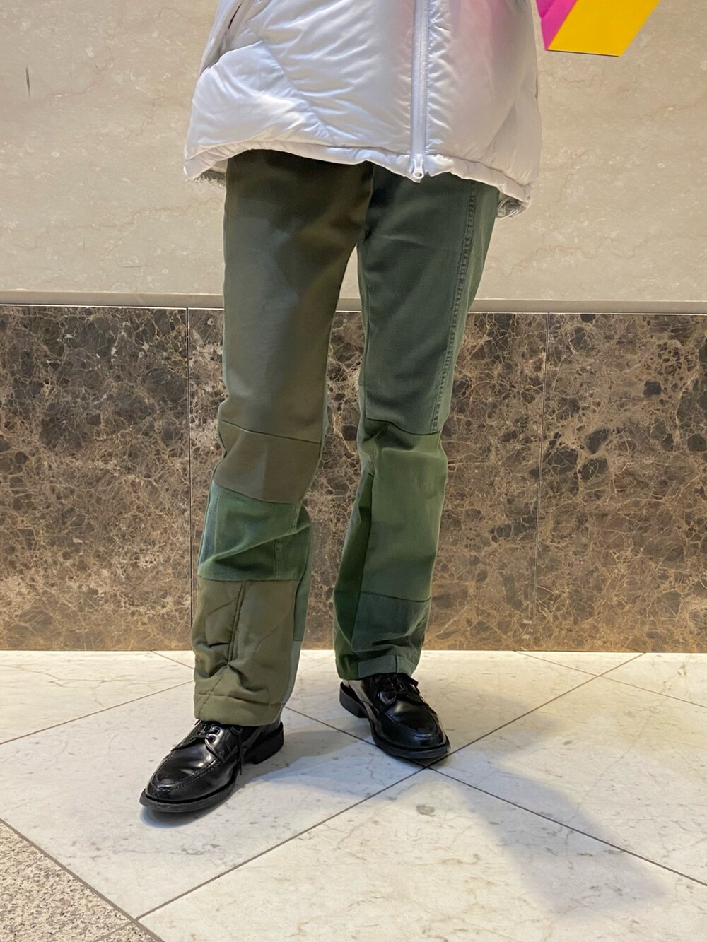 その他のスウェット、ホワイト系のベスト、グリーン系のパンツを着用したレディースの冬コーディネートの4枚目の写真