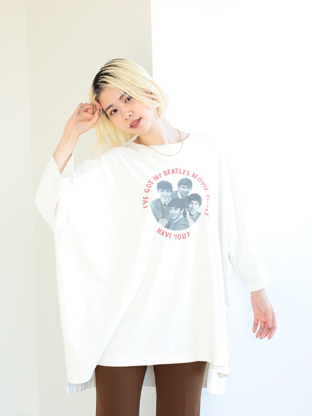 ホワイト系のTシャツ/カットソー、レッド系のショルダーバッグ、ブラウン系のその他パンツを着用したレディースの夏コーディネートの3枚目の写真