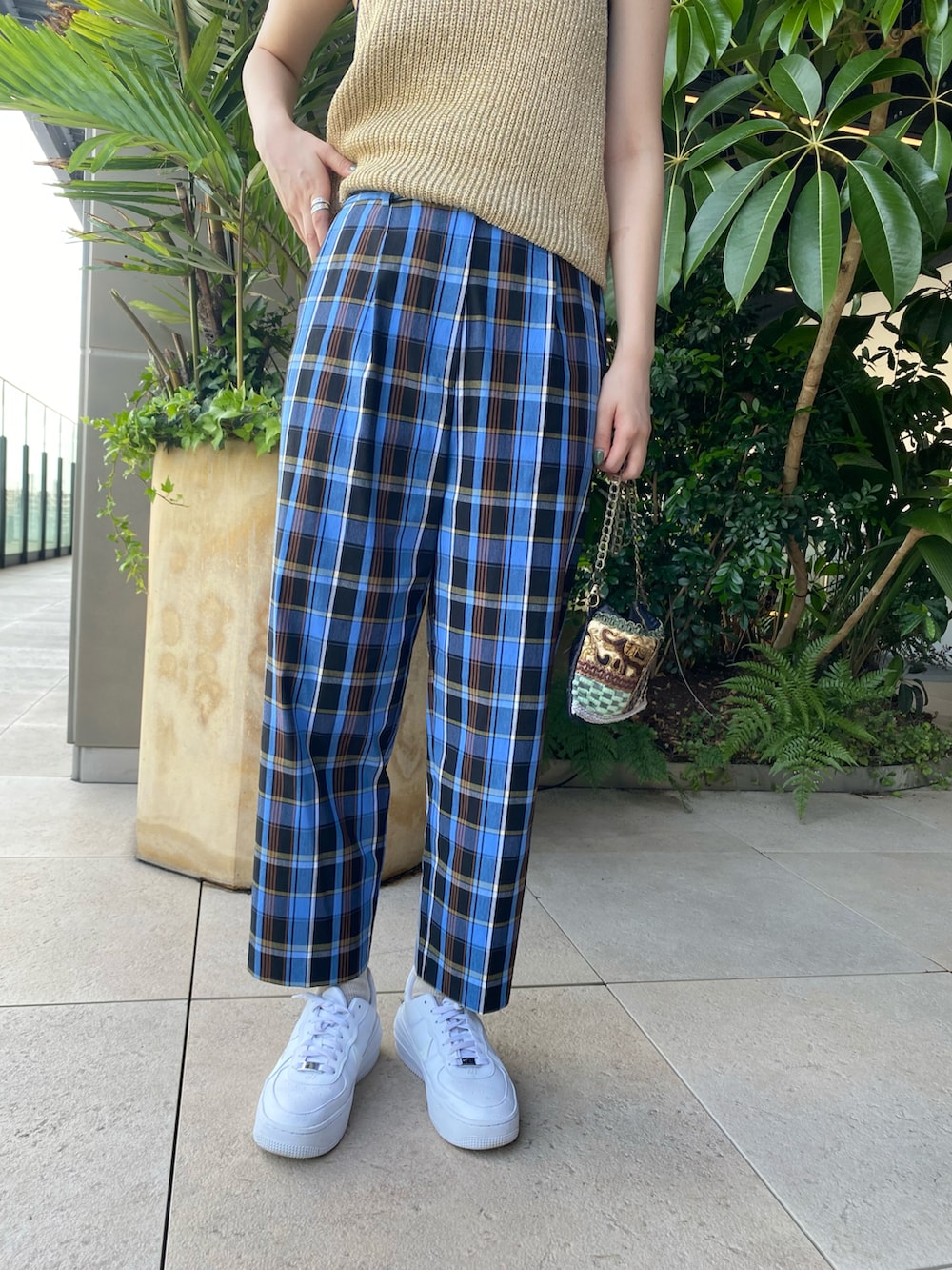 ブラック系のキャミソール、その他のその他パンツを着用したレディースの秋コーディネートの3枚目の写真