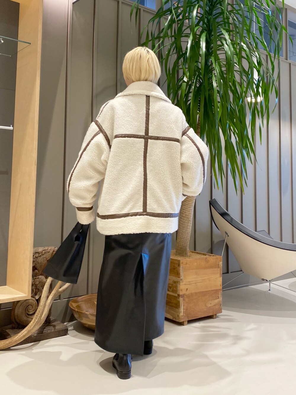 ホワイト系のブルゾン、ブルー系のシャツ/ブラウス、ブラック系のワンピースを着用したレディースの冬コーディネートの4枚目の写真