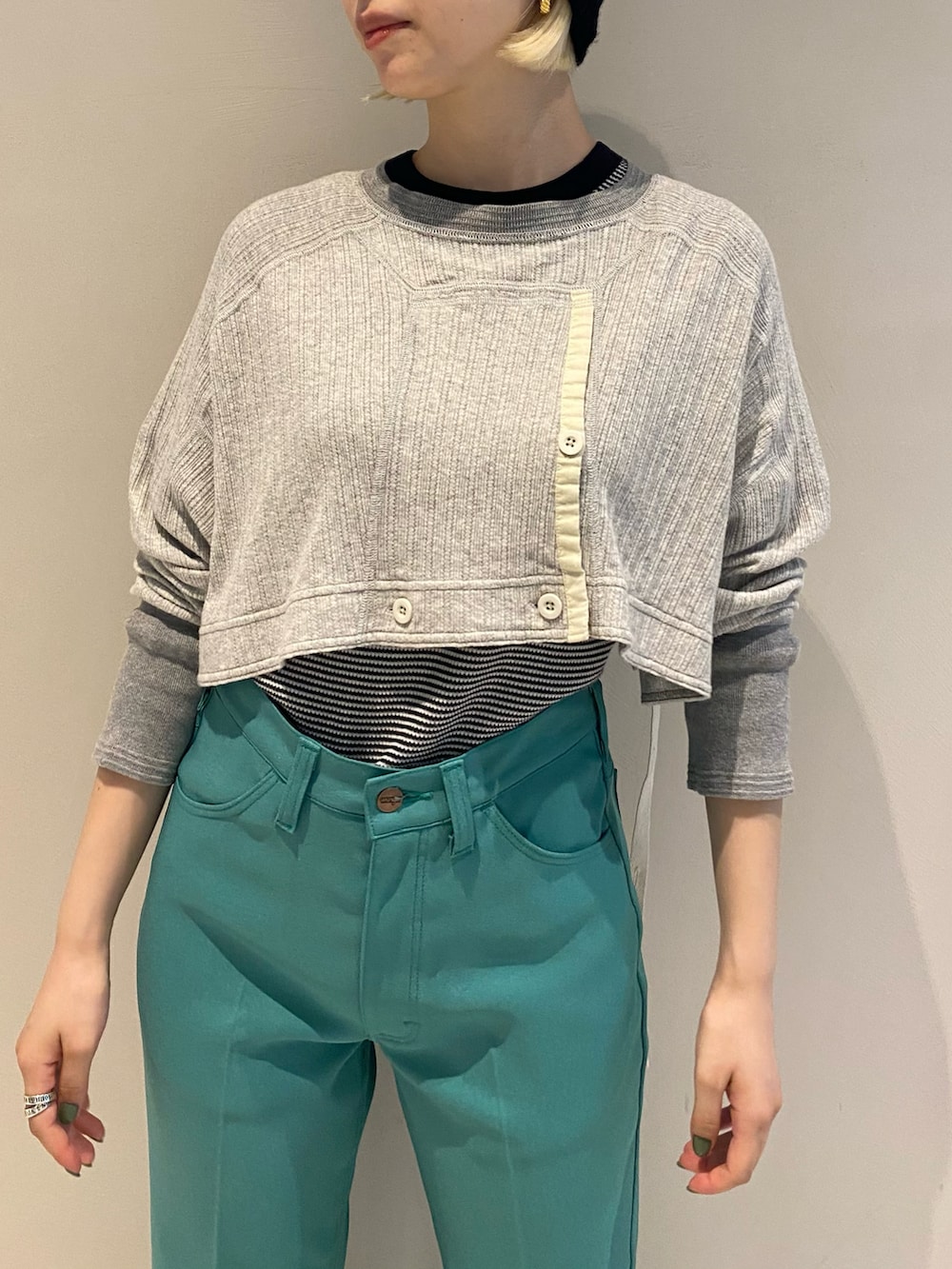 ブラック系のTシャツ/カットソー、グレー系のTシャツ/カットソー、グリーン系のスラックスを着用したレディースの夏コーディネートの3枚目の写真