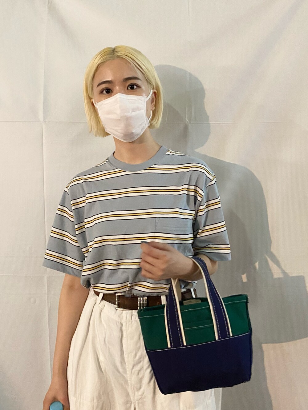 ブルー系のTシャツ/カットソー、グリーン系のトートバッグを着用したレディースの夏コーディネートの3枚目の写真