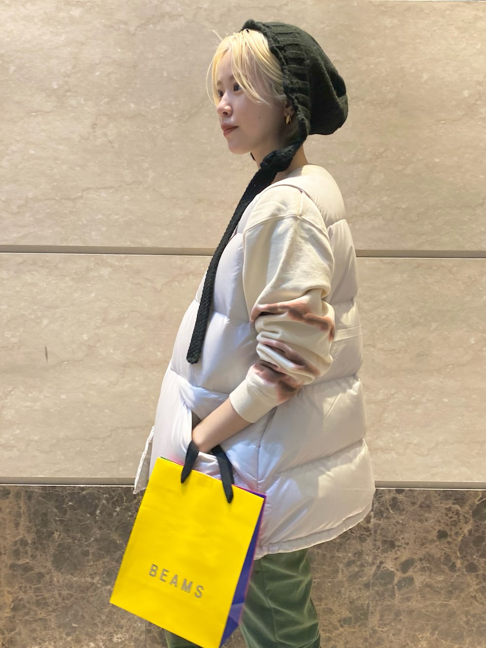 その他のスウェット、ホワイト系のベスト、グリーン系のパンツを着用したレディースの冬コーディネートの3枚目の写真