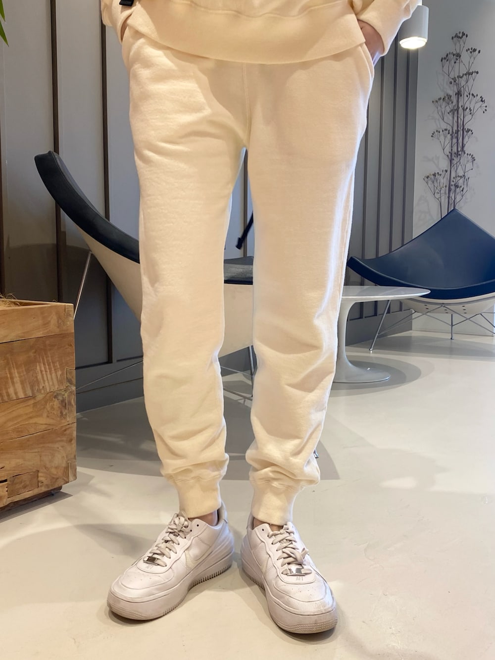 ホワイト系のスウェットパンツ、ホワイト系のスウェット、ブラック系のバックパック/リュックを着用したレディースの冬コーディネートの4枚目の写真