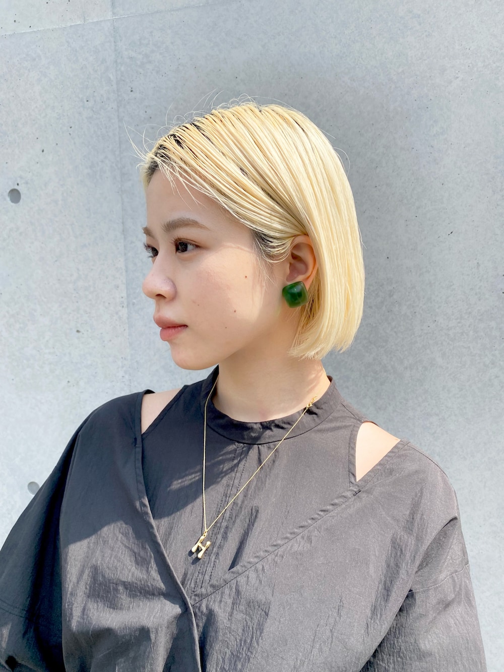 ブラック系のワンピース、その他のかごバッグ、グリーン系のサンダルを着用したレディースの春コーディネートの2枚目の写真