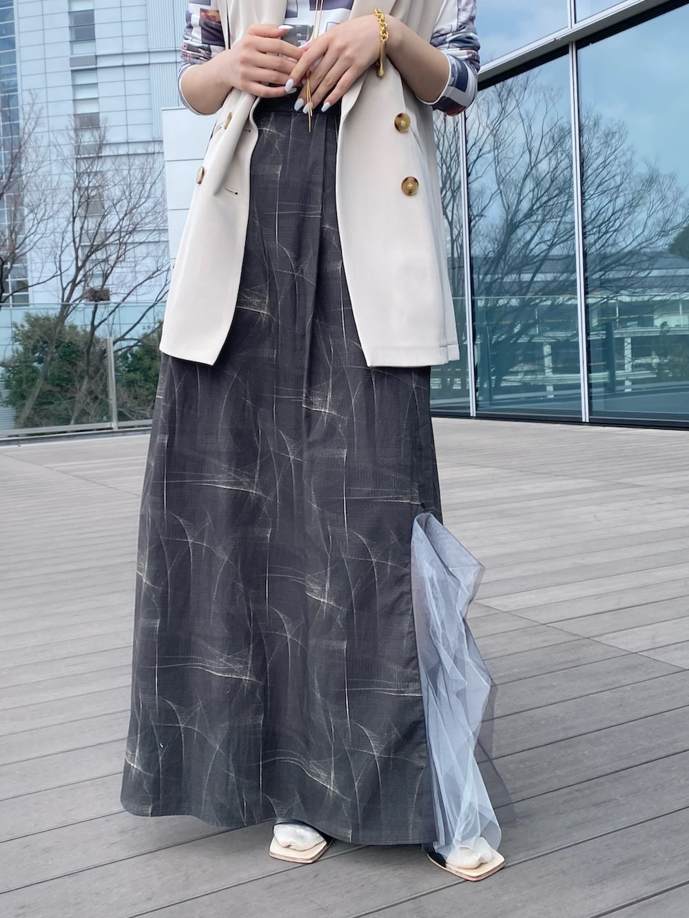 ホワイト系のTシャツ/カットソー、ホワイト系のベスト、ブラック系のショルダーバッグを着用したレディースの春コーディネートの3枚目の写真