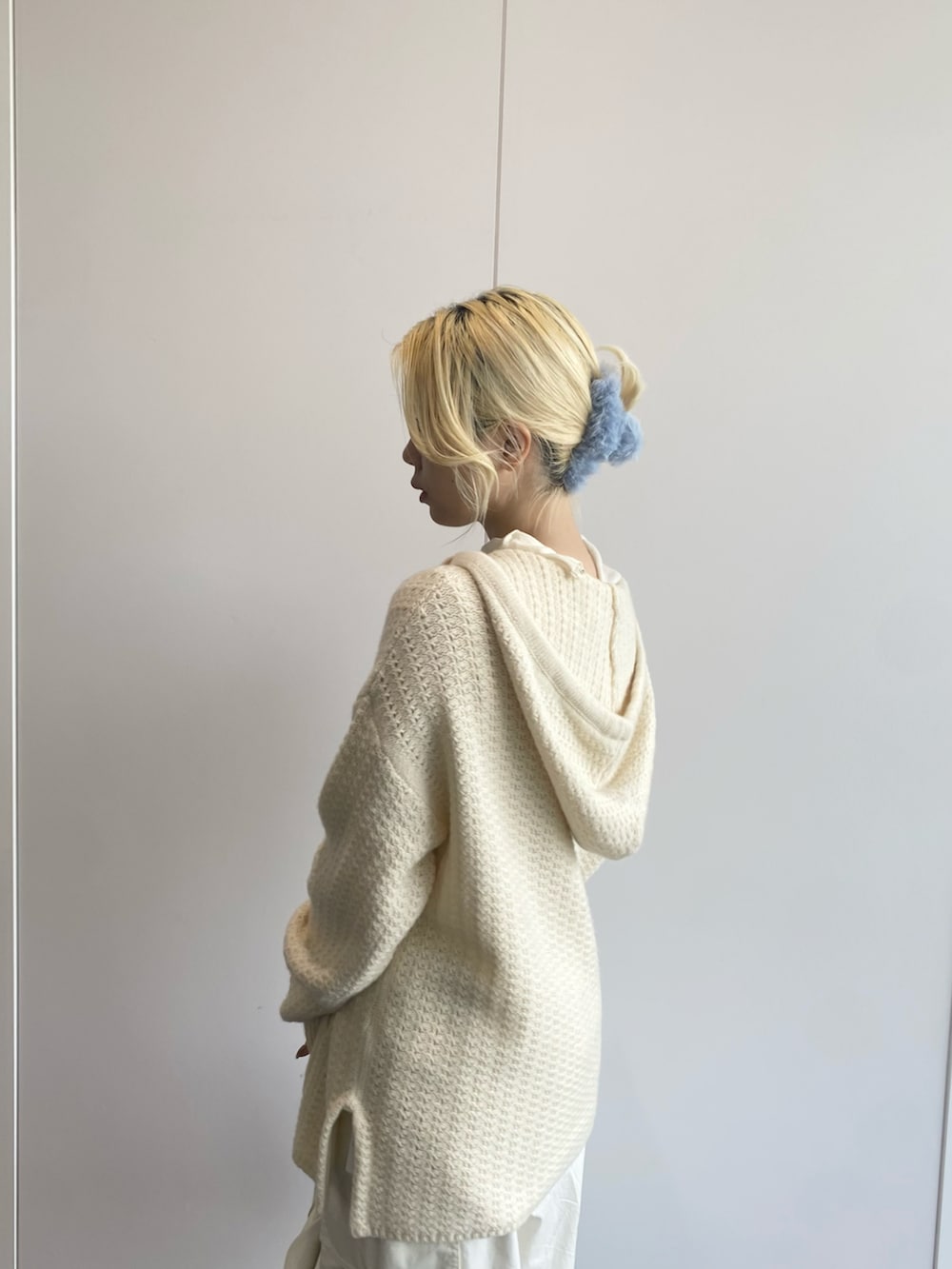 ホワイト系のTシャツ/カットソー、ホワイト系のニット/セーター、ホワイト系のカーゴパンツを着用したレディースの秋コーディネートの2枚目の写真