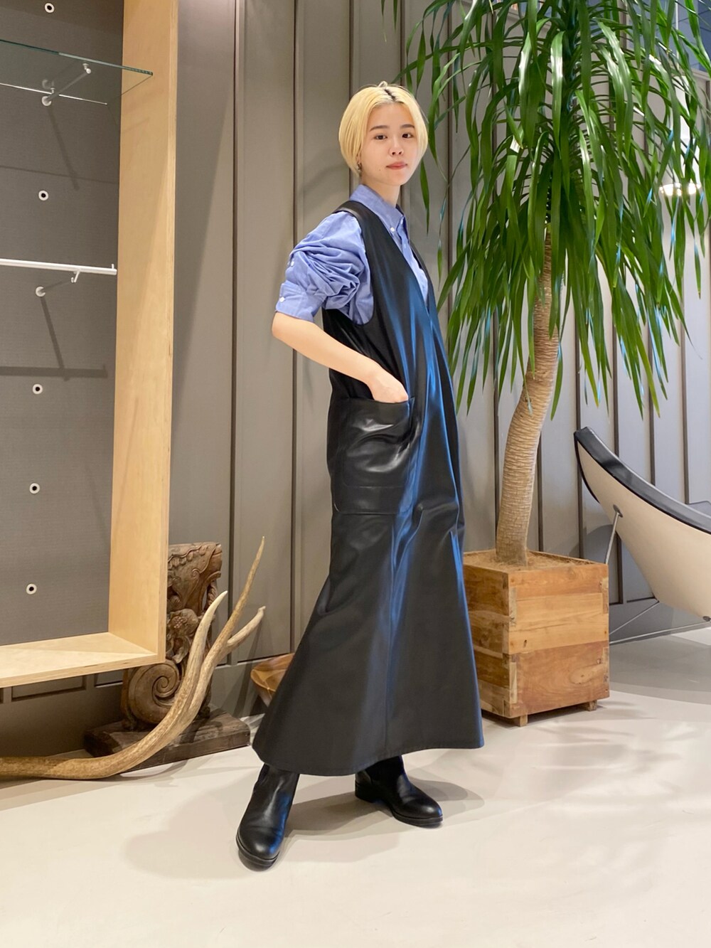 ホワイト系のブルゾン、ブルー系のシャツ/ブラウス、ブラック系のワンピースを着用したレディースの冬コーディネートの5枚目の写真