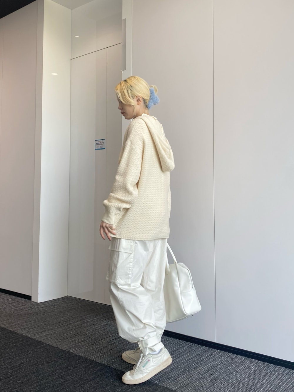 ホワイト系のTシャツ/カットソー、ホワイト系のニット/セーター、ホワイト系のカーゴパンツを着用したレディースの秋コーディネートの4枚目の写真