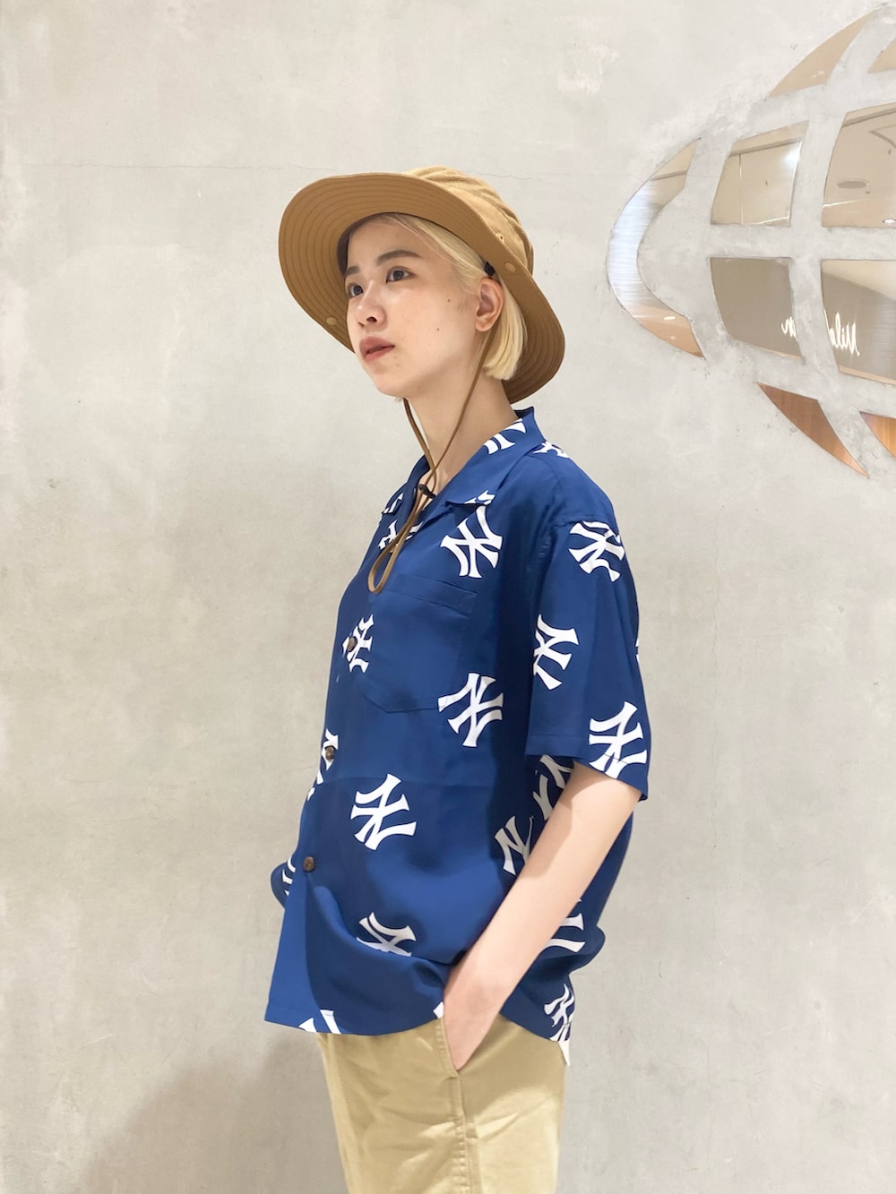 ブルー系のシャツ/ブラウス、ベージュ系のパンツ、ブラウン系のサンダルを着用したレディースの夏コーディネートの3枚目の写真