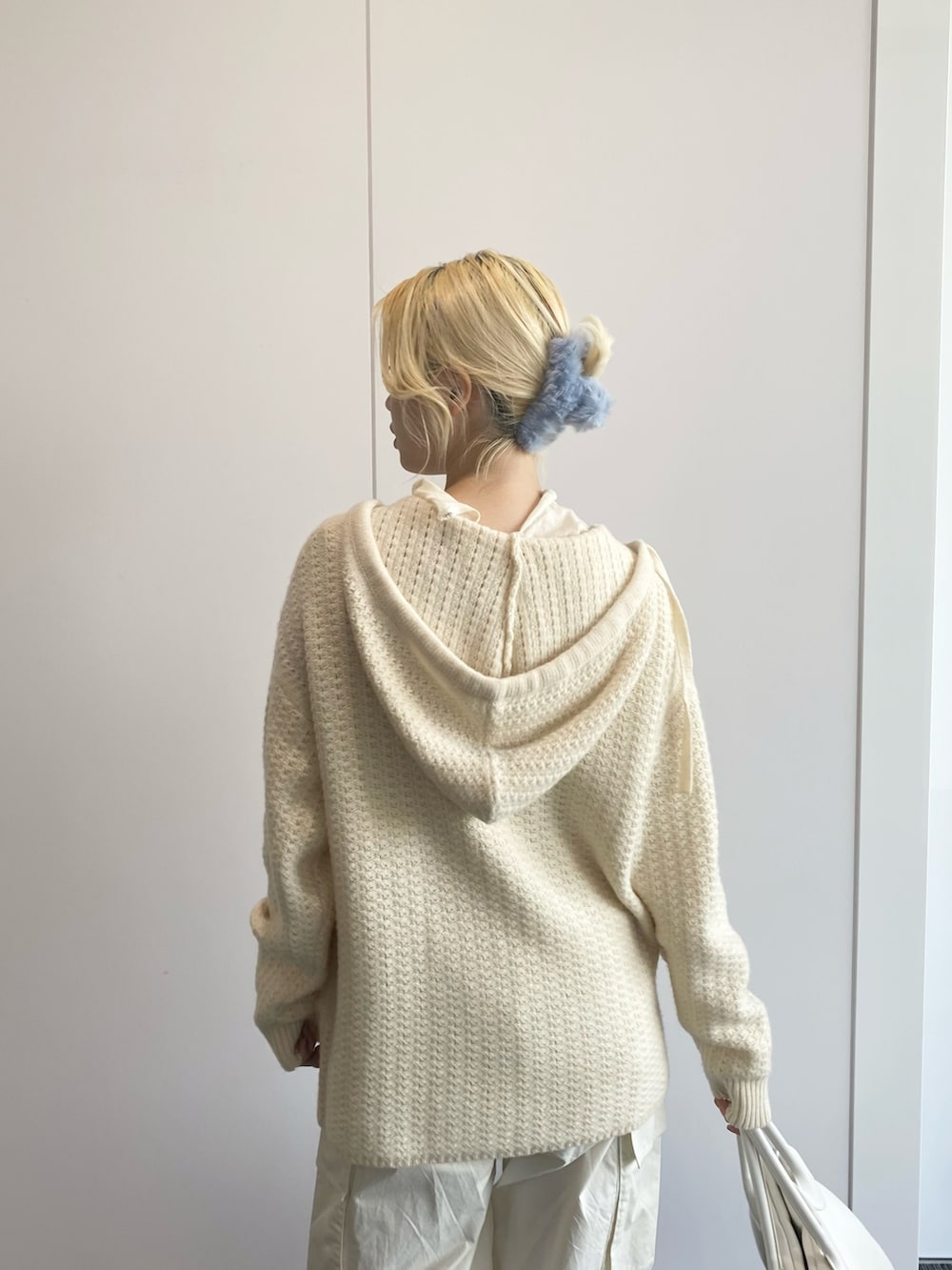 ホワイト系のTシャツ/カットソー、ホワイト系のニット/セーター、ホワイト系のカーゴパンツを着用したレディースの秋コーディネートの5枚目の写真