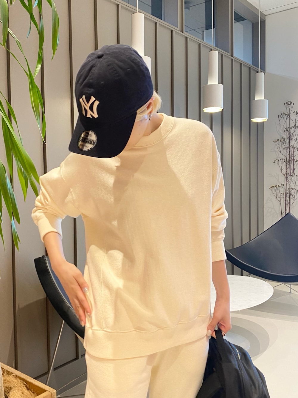 ホワイト系のスウェットパンツ、ホワイト系のスウェット、ブラック系のバックパック/リュックを着用したレディースの冬コーディネートの3枚目の写真