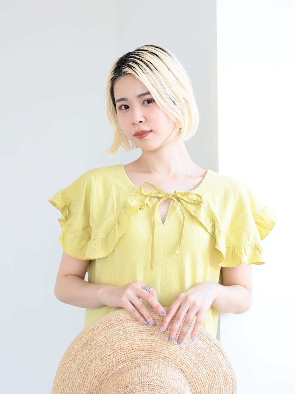 イエロー系のワンピース、シルバー系のサンダルを着用したレディースの夏コーディネートの2枚目の写真