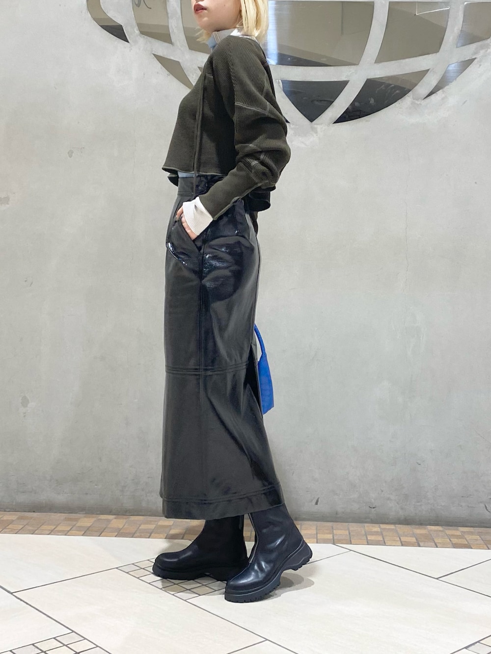 ブルー系のTシャツ/カットソー、グリーン系のニット/セーター、ブルー系のトートバッグを着用したレディースの夏コーディネートの2枚目の写真