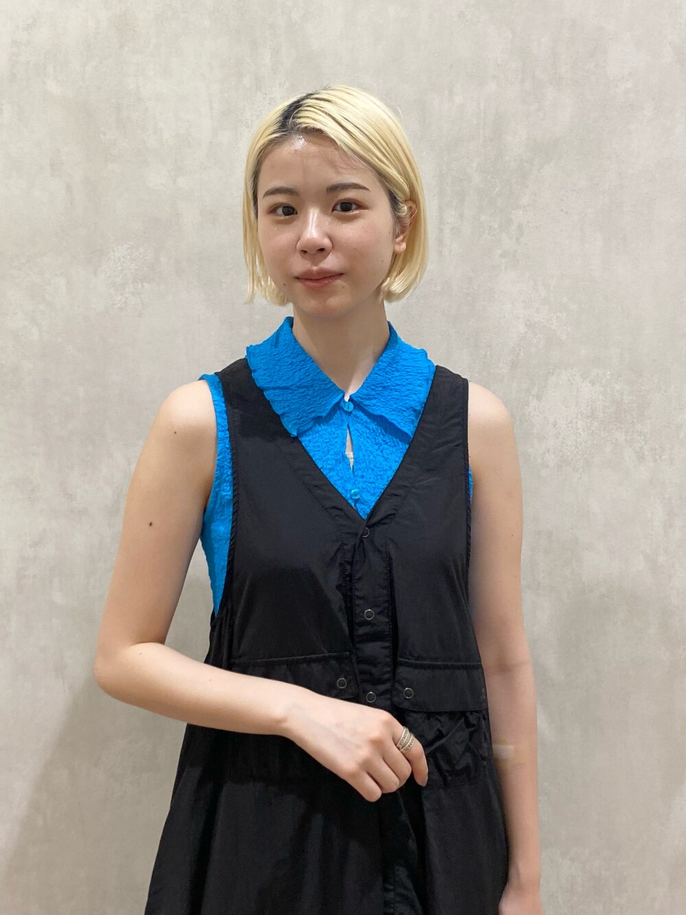 「大人カジュアル、青、ブルー、カジュアル、ワンピース、ノンスリーブ、ブラック、カラーコーデ、ラフ、今日のコーデ、レイヤードスタイル」｜「Ray BEAMSのRay BEAMS / シャーリング ノースリーブ シャツ（シャツ/ブラウス、ブルー系）」を使った、HALHIさん（レディース・161cm）の夏コーディネートの2枚目の写真