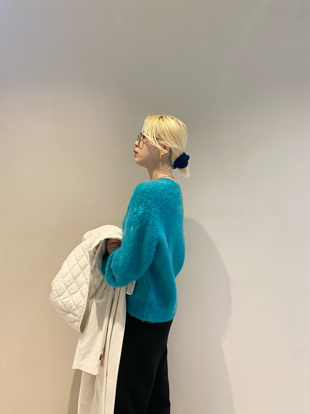 ホワイト系のその他アウター、ホワイト系のスニーカー、ブルー系のニット/セーターを着用したレディースの秋コーディネートの5枚目の写真