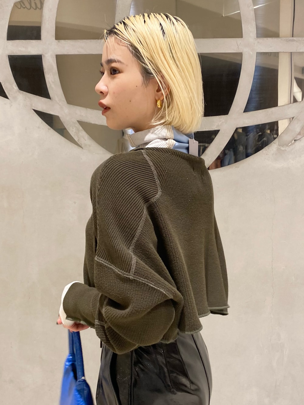 ブルー系のTシャツ/カットソー、グリーン系のニット/セーター、ブルー系のトートバッグを着用したレディースの夏コーディネートの3枚目の写真