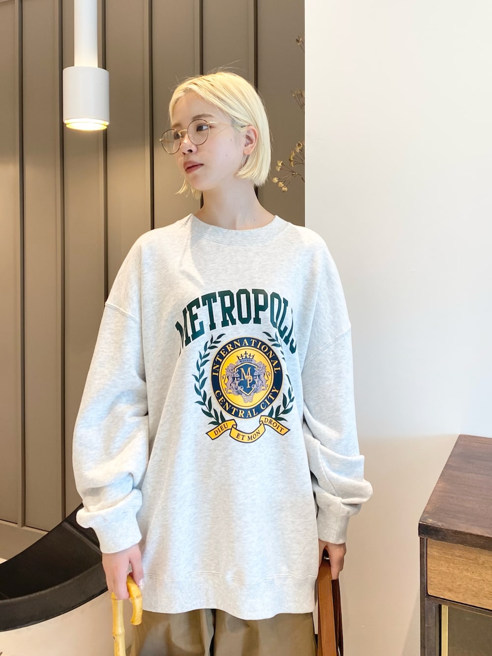 グレー系のスウェット、ベージュ系のその他パンツ、ブラウン系のトートバッグを着用したレディースの春コーディネートの2枚目の写真