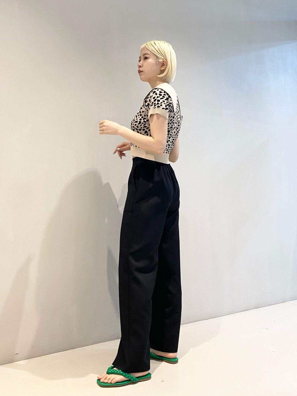 その他のニット/セーター、ホワイト系のショルダーバッグ、ブラック系のその他パンツを着用したレディースの春コーディネートの2枚目の写真