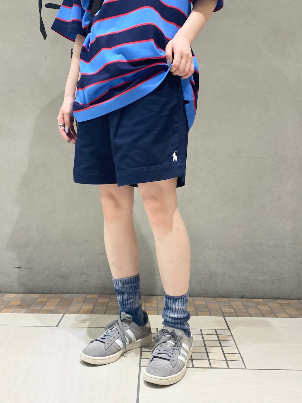 ブルー系のTシャツ/カットソー、その他のトートバッグ、ブルー系のハットを着用したレディースの夏コーディネートの3枚目の写真