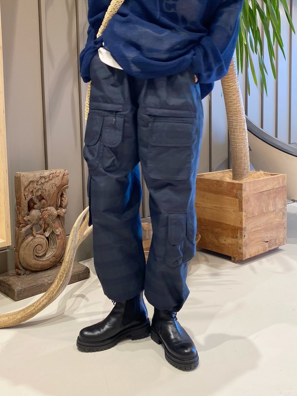 ホワイト系のTシャツ/カットソー、ブルー系のニット/セーター、ベージュ系のトートバッグを着用したレディースの冬コーディネートの2枚目の写真