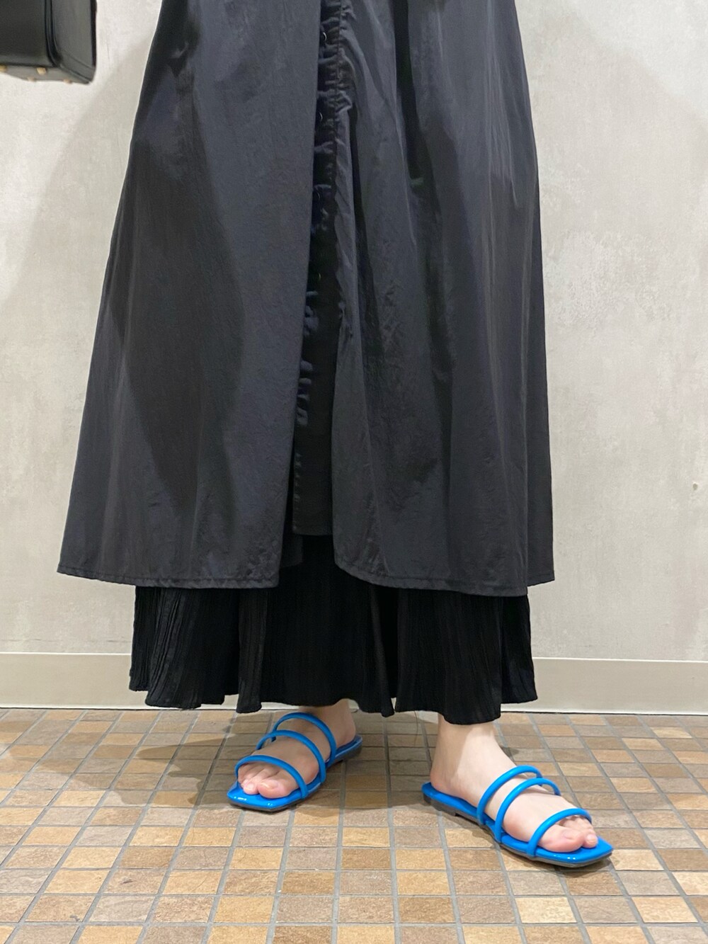 「大人カジュアル、青、ブルー、カジュアル、ワンピース、ノンスリーブ、ブラック、カラーコーデ、ラフ、今日のコーデ、レイヤードスタイル」｜「Ray BEAMSのRay BEAMS / シャーリング ノースリーブ シャツ（シャツ/ブラウス、ブルー系）」を使った、HALHIさん（レディース・161cm）の夏コーディネートの4枚目の写真