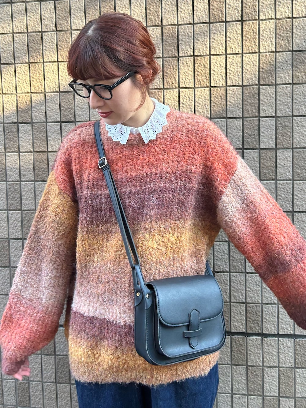 「グラデーション、ビッグシルエット、デニム、ワイドパンツ、きれいめカジュアル、メガネ女子、プチプラ、レイヤードスタイル、休日スタイル、ゆるコーデ、ショルダーバッグ、高身長女子、グラデーションニット、秋コーデ、秋服まるっと大公開」｜「UNIQLOのアイテム（パンツ、ブルー系）」を使った、ハヤシ　アンナさん（レディース・171cm）の秋コーディネートの2枚目の写真