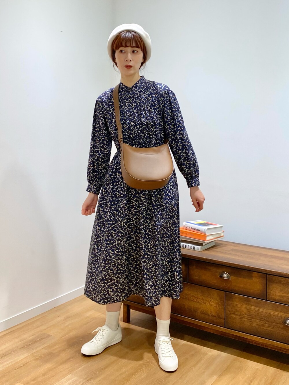 「ロングワンピース、花柄ワンピース、秋服準備はじめました、スニーカー、白スニーカー、ベレー帽、シンプルコーデ、休日スタイル、プチプラ、きれいめカジュアル、ショルダーバッグ、ミニバッグ、ゆるコーデ、秋コーデ、ラクチンコーデ」｜「UNIQLOのアイテム（ワンピース、ブルー系）」を使った、ハヤシ　アンナさん（レディース・171cm）の夏コーディネートの2枚目の写真