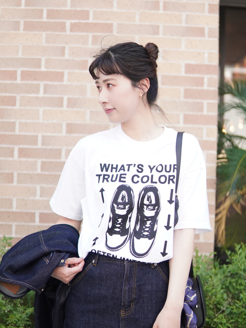 ベージュ系のサンダル、ブルー系のデニムスカート、ブラック系のショルダーバッグを着用したレディースの春コーディネートの2枚目の写真